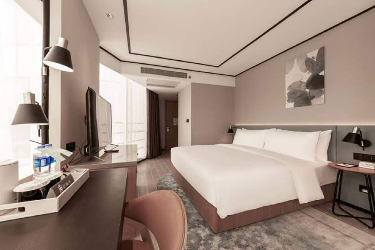 Premium bedding, down duvets, free minibar, in-room safe