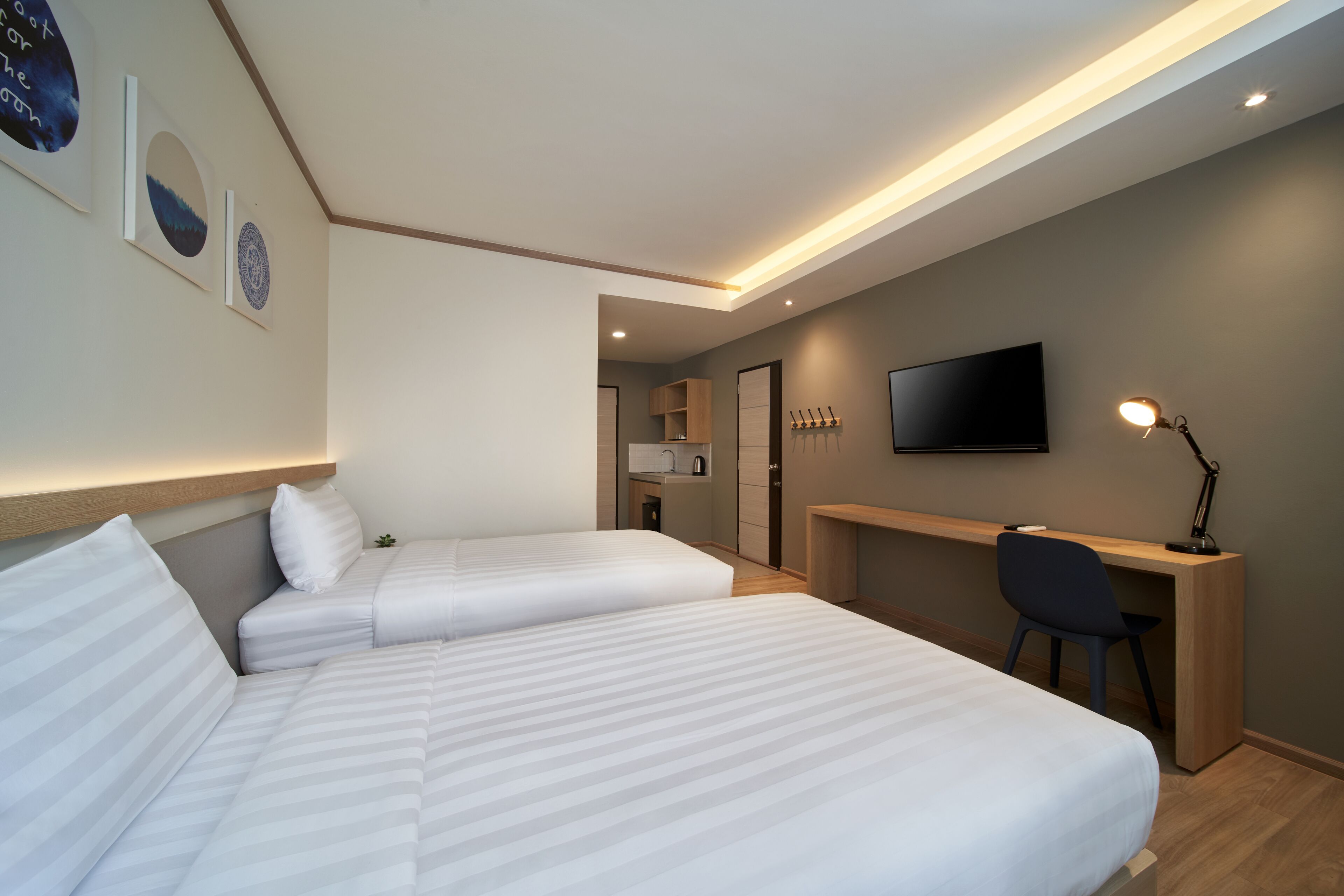 Superior Twin Tower 2 | Bathroom | Hair dryer, towels