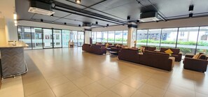 Lobby sitting area - Prom Ratchada Hotel Annex 2 (Bangkok)