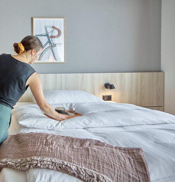 Caja fuerte, mobiliario individual, escritorio y cortinas opacas