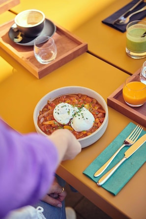 Café da manhã com buffet grátis todos os dias