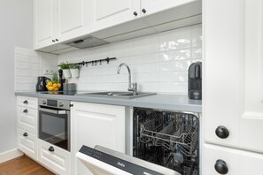 Microwave, dishwasher, coffee/tea maker, cookware/dishes/utensils - Wilanow for 3 People by Renters (Warsaw)