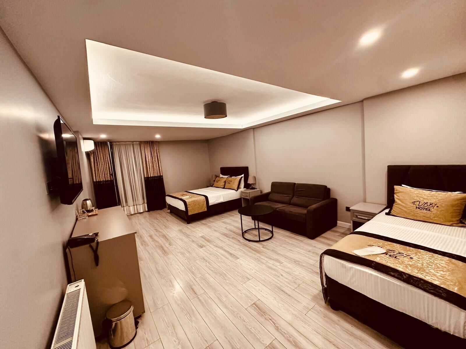 Family Suit Executive | Cofres nos quartos, espaço de trabalho para notebook, cortinas blackout