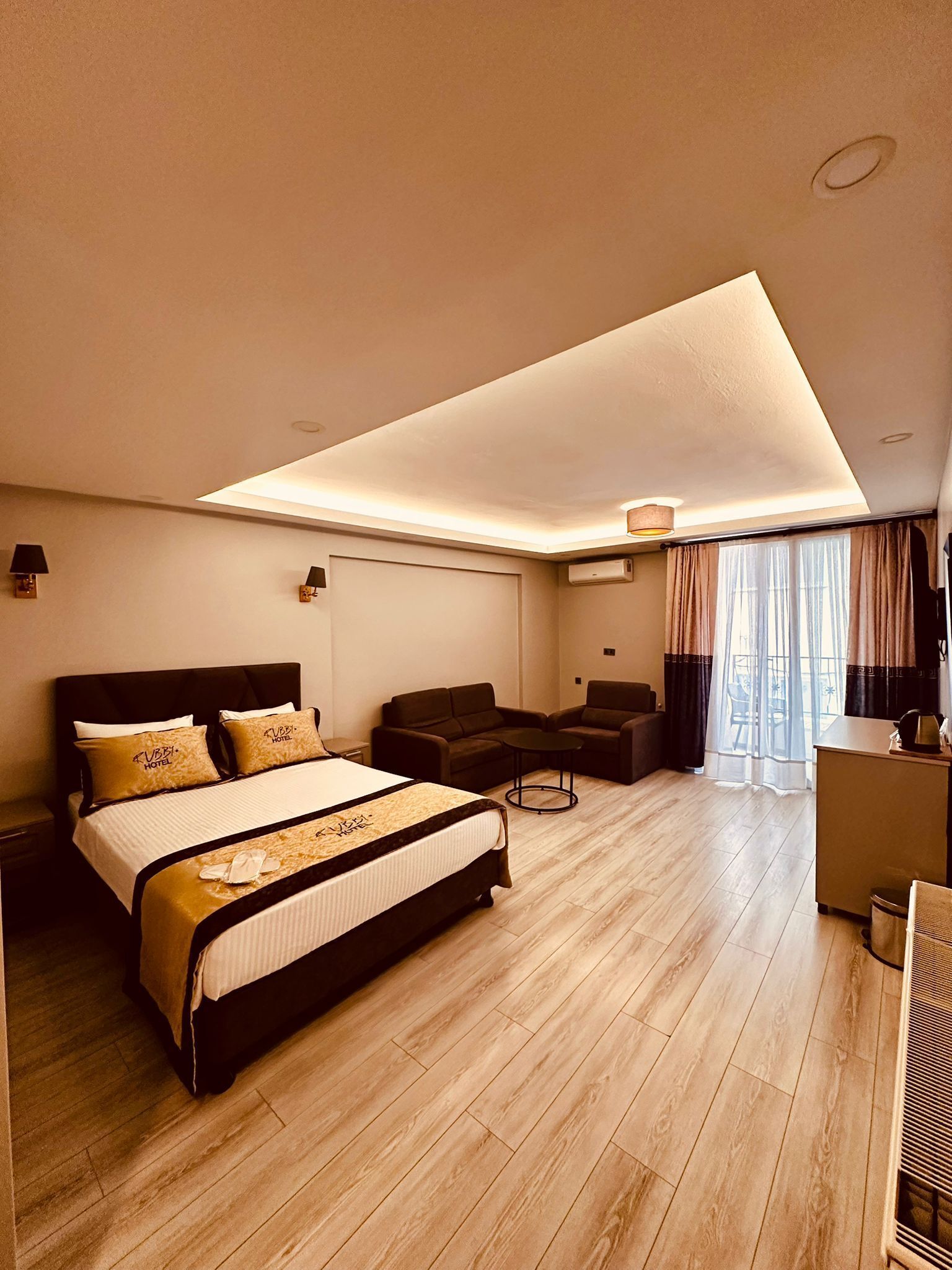 Deluxe Room with Balcony | Cofres nos quartos, espaço de trabalho para notebook, cortinas blackout