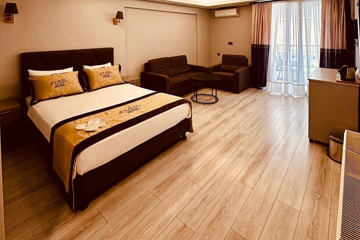 Deluxe Room with Balcony | 客房內保險箱、筆電工作空間、遮光布/窗簾、隔音