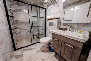 Superior Room with Balcony | Bathroom | Shower, hair dryer, slippers, bidet - Rubby Kadıköy (Istanbul)
