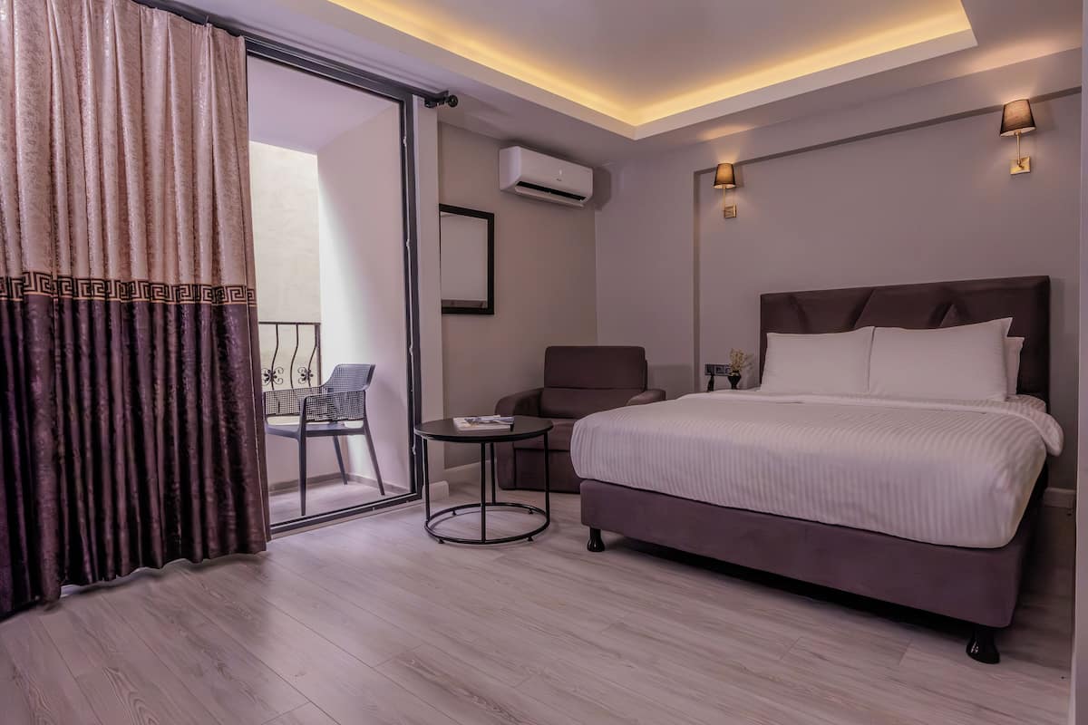 Superior Room with Balcony | 客房內保險箱、筆電工作空間、遮光布/窗簾、隔音