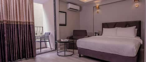 Caja de seguridad en la habitación y espacio para trabajar con laptop