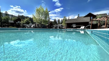 Een verwarmd zwembad