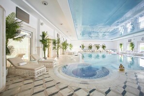 室內泳池、室外泳池；10:00 至 22:00 開放；免費小屋、泳池傘