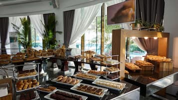 Free daily buffet breakfast
