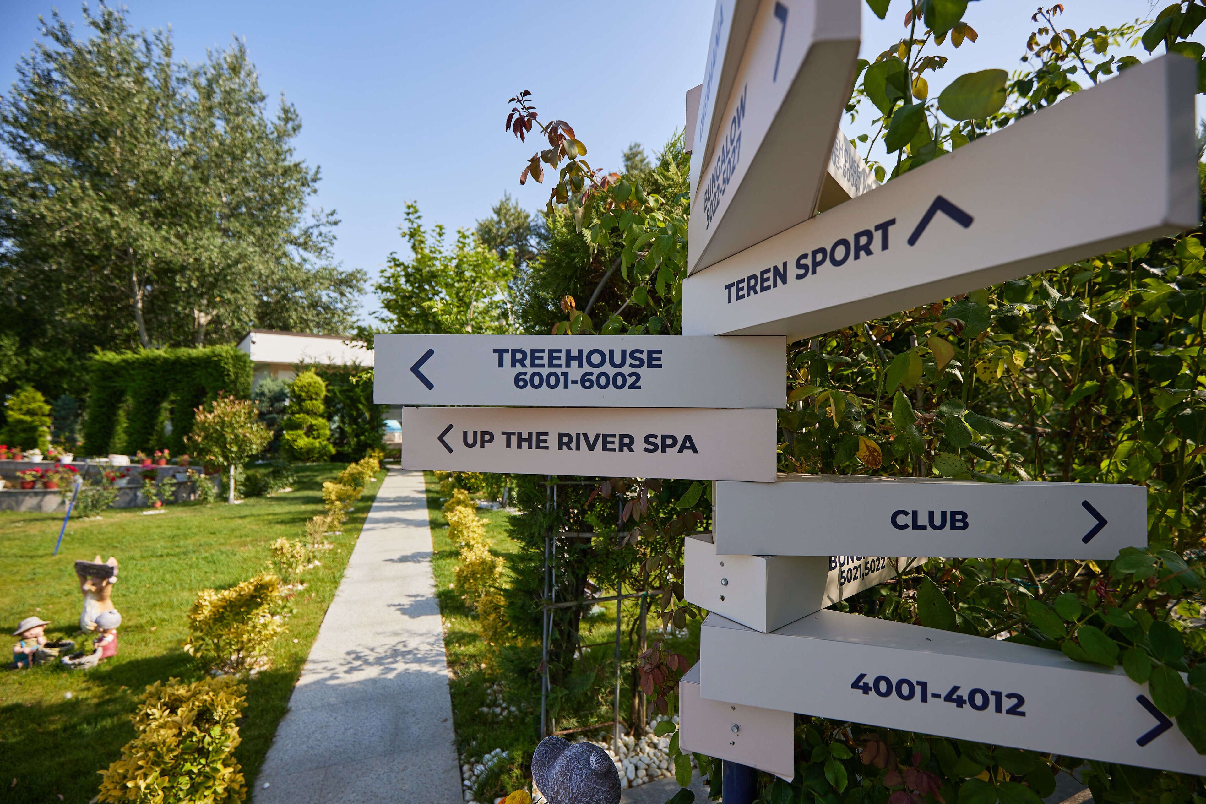 Directional signs for Treehouse, Spa, and Club.