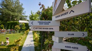 Directional signs for Treehouse, Spa, and Club.
