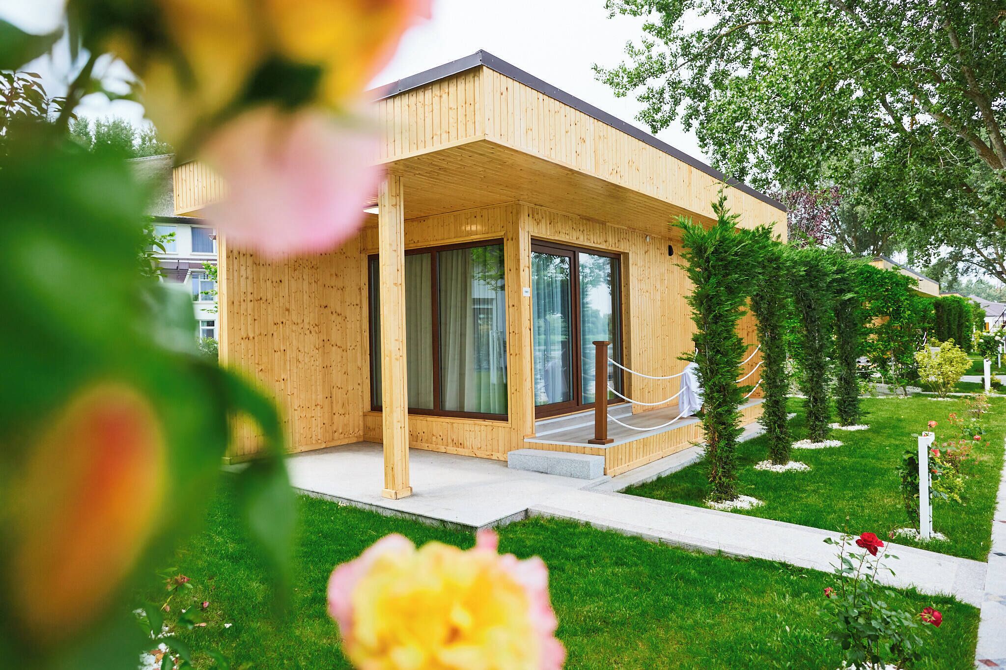 Bungalow, spabadekar, elveutsikt | Sengetøy av topp kvalitet, dundyner, memory foam-senger og minibar