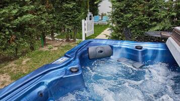 Premium-huone, poreamme, puutarha-alue | 1 makuuhuone, ylelliset vuodevaatteet, untuvapeitot