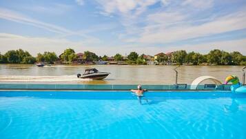 Una piscina techada, una piscina al aire libre, camas de piscina gratis