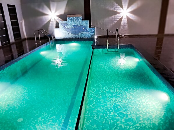 สระว��่ายน้ำในร่ม