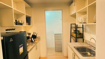 Kühlschrank, Mikrowelle, Herdplatte, Wasserkocher