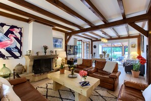 Televisión, chimenea, reproductor de DVD, mesa de ping pong