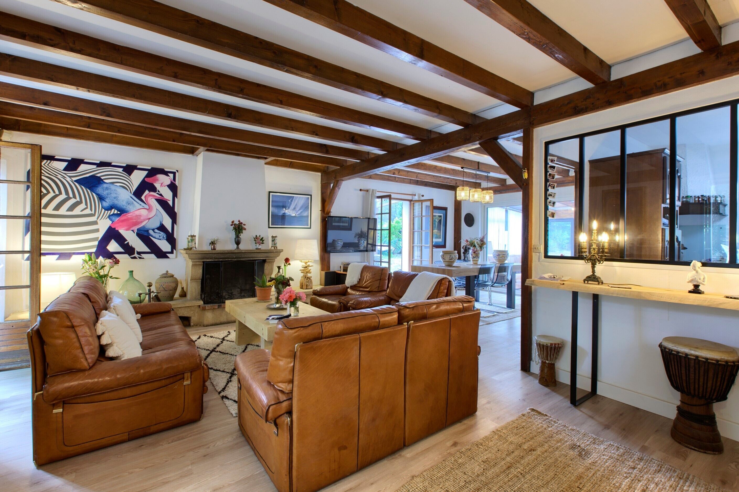 Televisión, chimenea, reproductor de DVD, mesa de ping pong