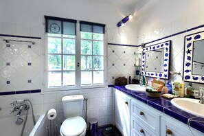 浴缸、提供毛巾