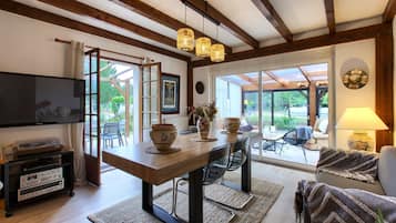 Televisión, chimenea, reproductor de DVD y tenis de mesa