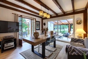 Televisión, chimenea, reproductor de DVD, mesa de ping pong