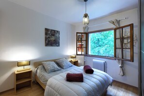 5 bedrooms, iron/ironing board, free WiFi, bed sheets