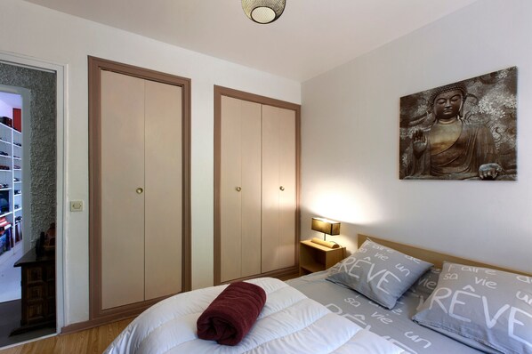 5 bedrooms, iron/ironing board, free WiFi, bed sheets