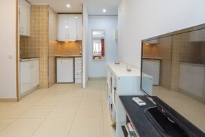Fridge, microwave, stovetop, coffee/tea maker - Apartment 'Calonge' on the Seafront with Air Conditioning (Sant Antoni de Calonge)