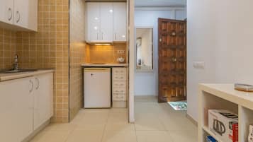 Réfrigérateur, micro-ondes, plaque de cuisson, cafetiÚre/bouilloire