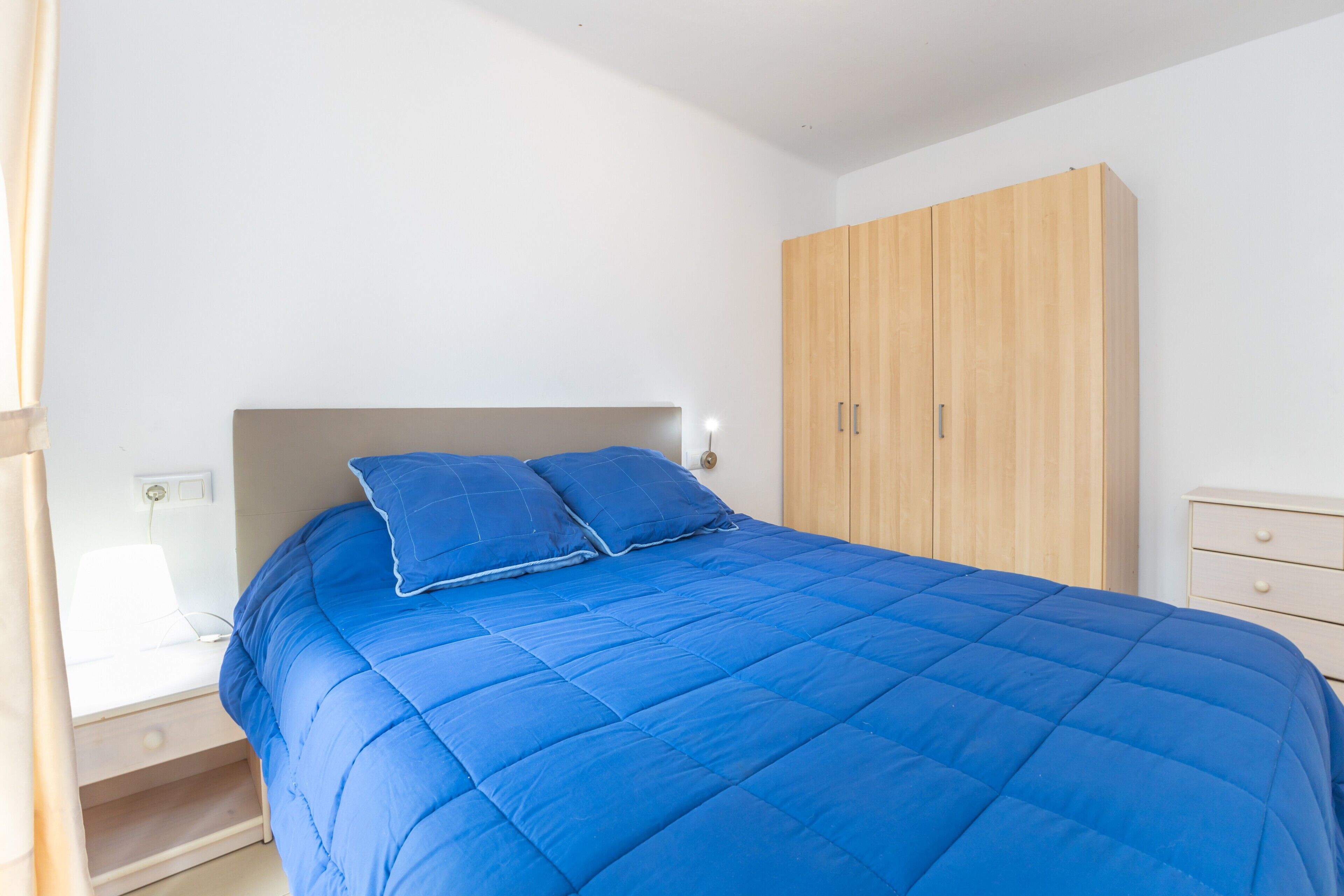 1 chambre, fer et planche à repasser, draps fournis