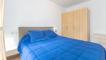 1 dormitorio, tabla de planchar con plancha, ropa de cama