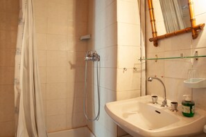 Baignoire, articles de toilette gratuits, sèche-cheveux