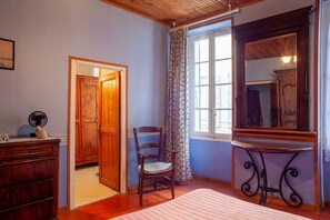 4 Schlafzimmer, Schreibtisch, Bügeleisen/Bügelbrett, kostenloses WLAN