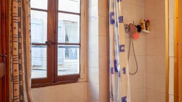 Badewanne, kostenlose Toilettenartikel, Haartrockner, Handtücher