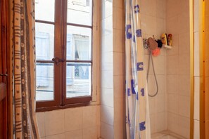 Baignoire, articles de toilette gratuits, sèche-cheveux