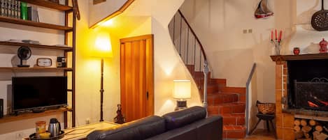 Televisión y chimenea