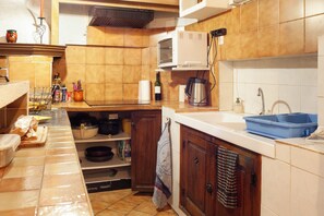 冷蔵庫、オーブン、コンロ、コーヒー / ティーメーカー