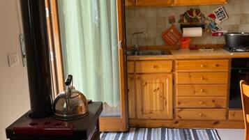 Kylskåp, ugn, spishäll och kaffe- och tebryggare