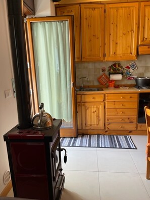 Een koelkast, een oven, een kookplaat, een koffiezetapparaat/waterkoker