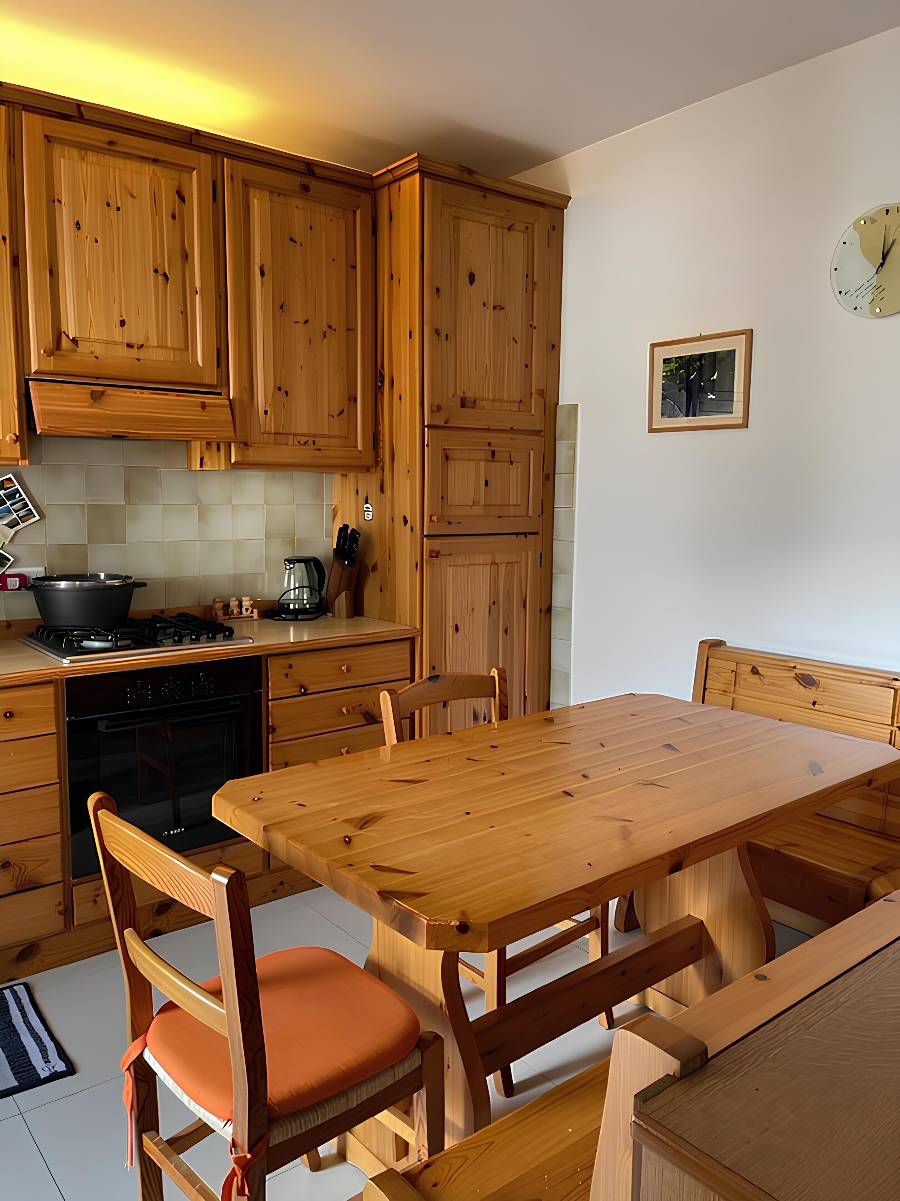 Kühlschrank, Ofen, Herdplatte, Wasserkocher mit Kaffee-/Teezubehör