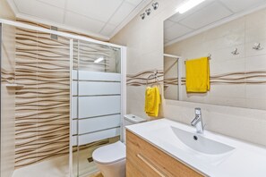 Shower, hair dryer, towels