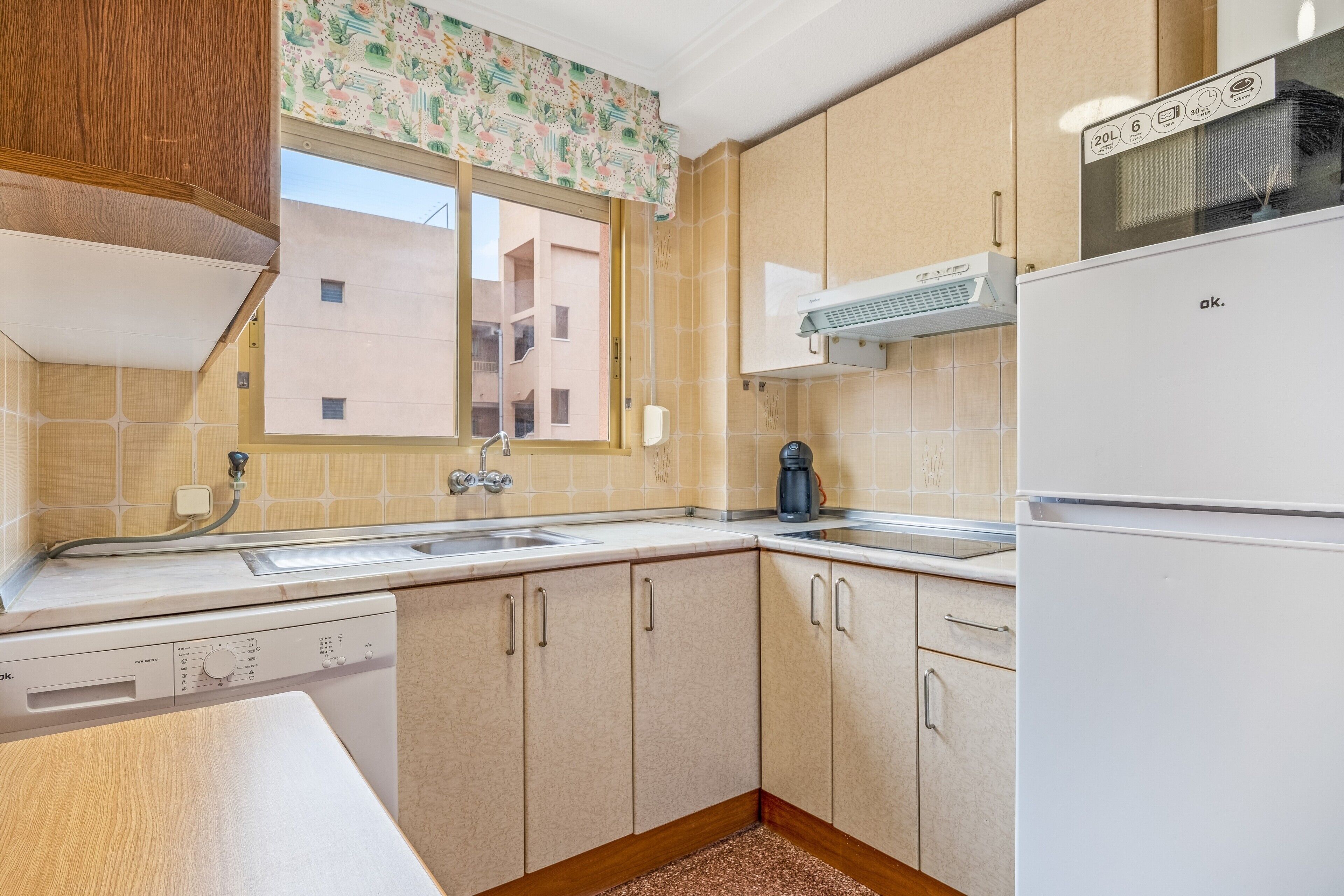 Coffee/tea maker, fridge, microwave, stovetop