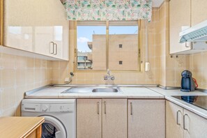 Réfrigérateur, micro-ondes, plaque de cuisson, cafetière/bouilloire