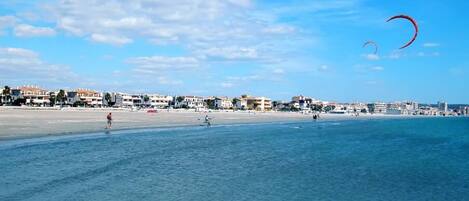 بالقرب من الشاطئ