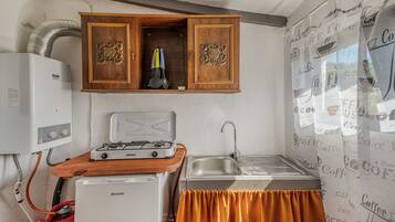 Réfrigérateur, plaque de cuisson, cafetière/bouilloire