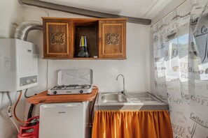 Réfrigérateur, plaque de cuisson, cafetière/bouilloire