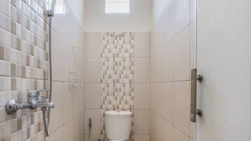 Kamar Double Standar | Kamar mandi | Shower, handuk, sabun, dan sampo