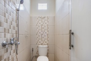 Standard Double Room | Bathroom | Shower, towels, soap, shampoo - OYO Living 1877 Side Corner (West Cirebon)